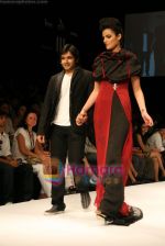 Model walks the ramp for Arjun Show at Lakme Winter fashion week day 4 on 20th Sept 2010 (96).JPG